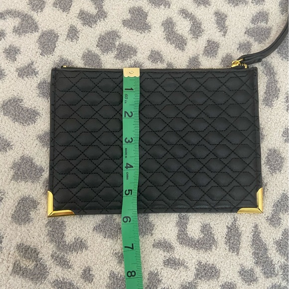 CUTE QUILTED BLACK WRISTLET - Picture 2 of 4